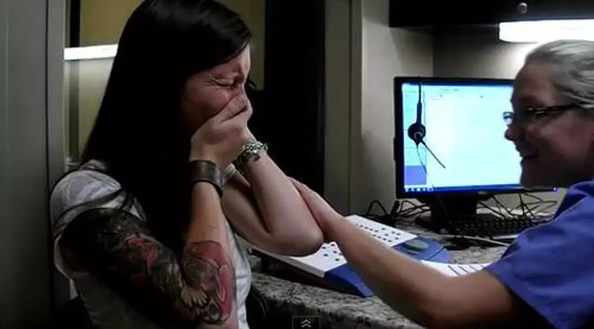 Video | O tânără și-a auzit pentru prima dată vocea la 29 de ani