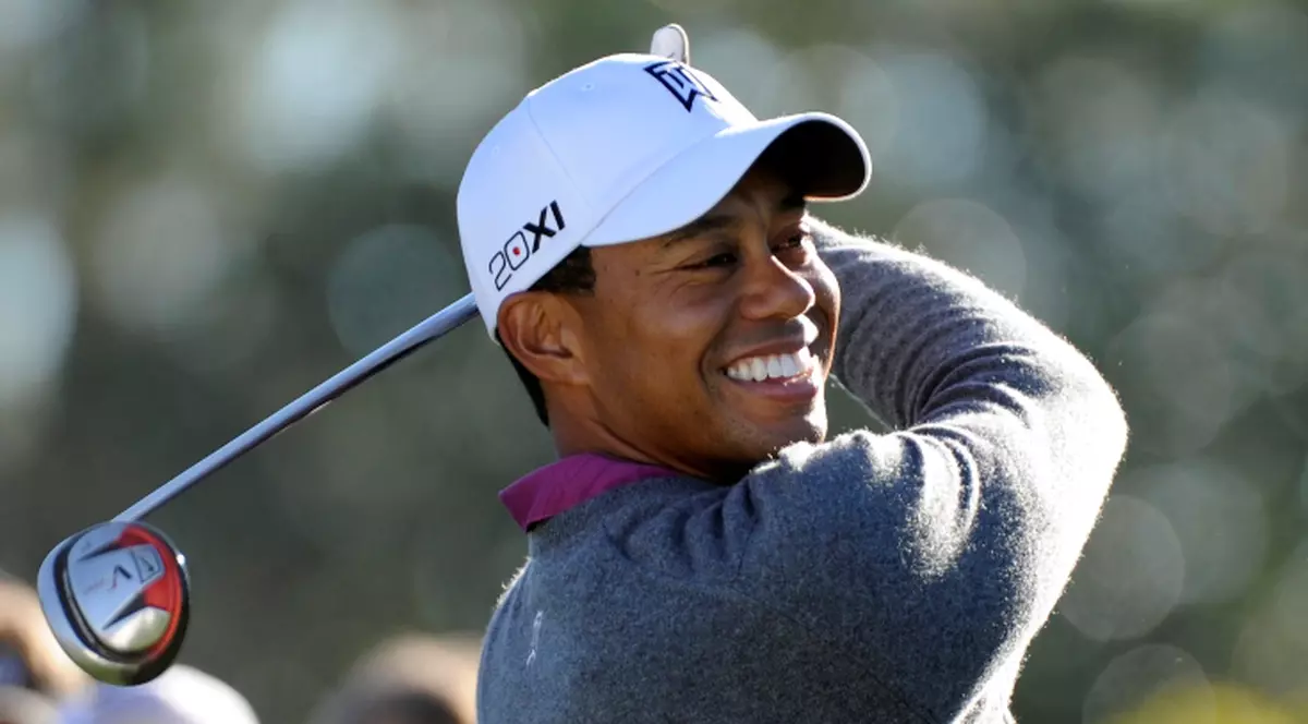 Tiger Woods, atacat cu cârnaţi de un "fan"