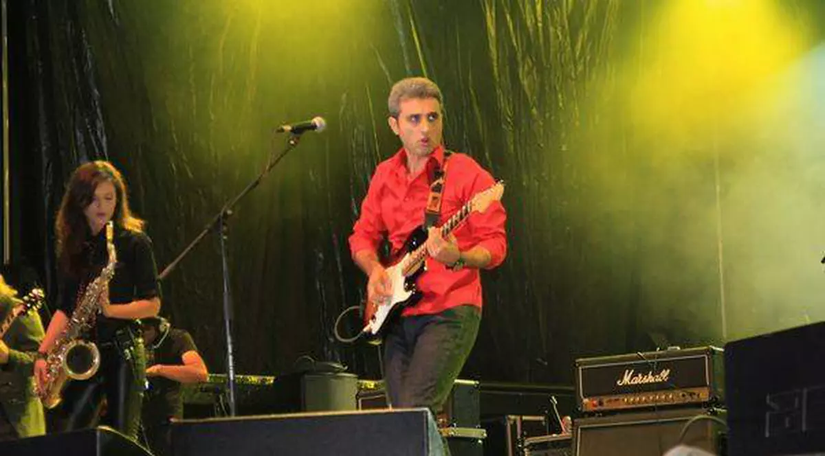 Robert Turcescu îşi serbează ziua de naştere, live, într-un bar din Capitală