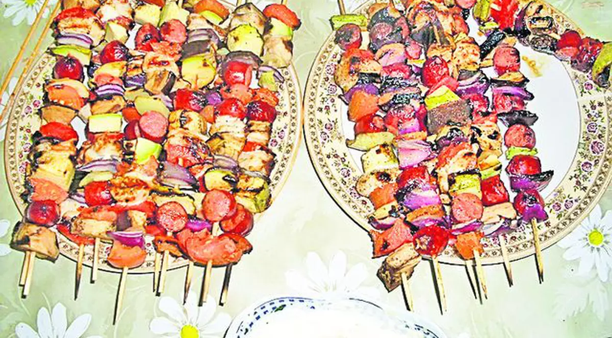 O reţetă pe zi / Frigărui cu mujdei