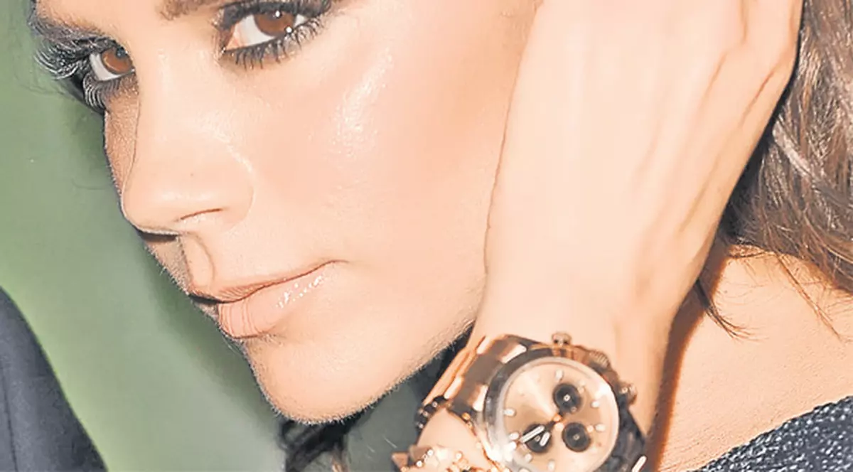 Victoria Beckham își arată din nou flexibilitatea. De data aceasta, alături de Eva Longoria