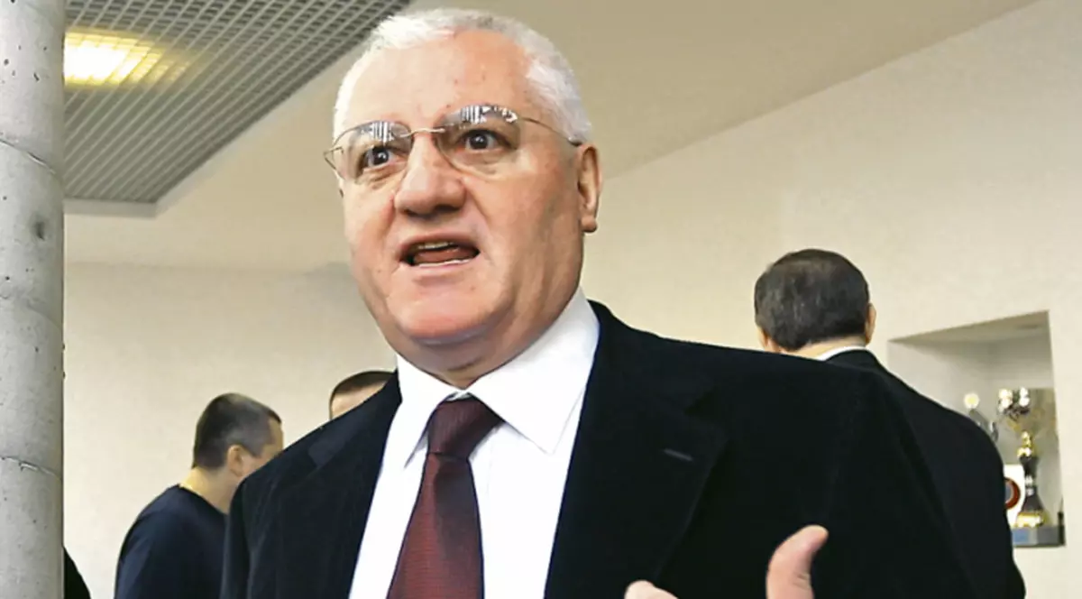 Adrian Mititelu, patronul U Craiova, i-a replicat lui Dumitru Dragomir, şeful LPF, care îl făcuse «analfabet»: "Este un cimpanzeu"