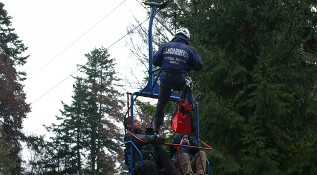 Antrenaţi să se caţere pe telescaune | FOTO