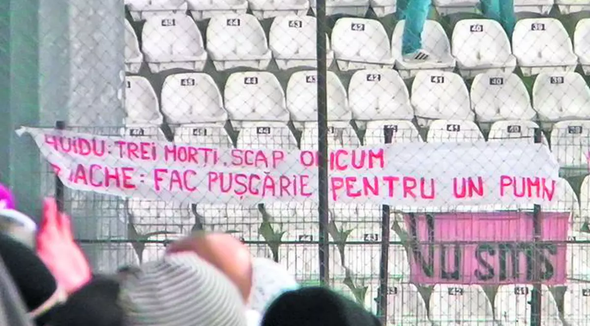Un banner afişat de fanii lui Dinamo la Cluj a sancţionat modurile diferite în care justiţia tratează vedetele şi oamenii obişnuiţi