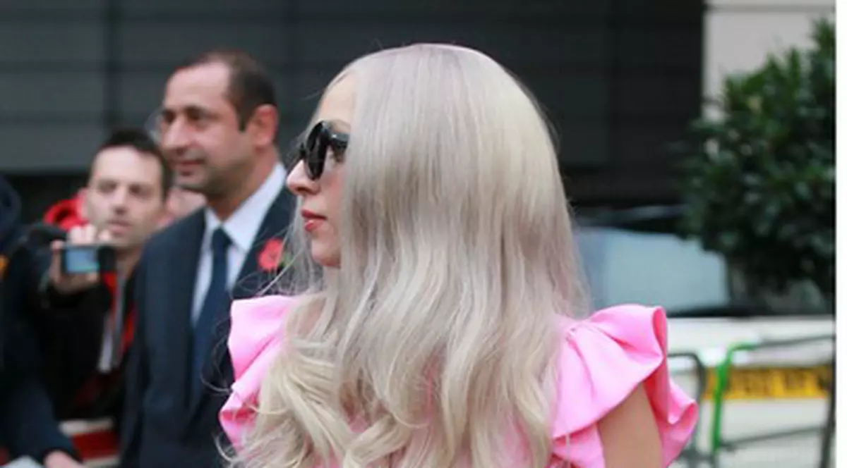 Foto | Lady Gaga suferă de o boală gravă? S-a îmbrăcat perfect normal!
