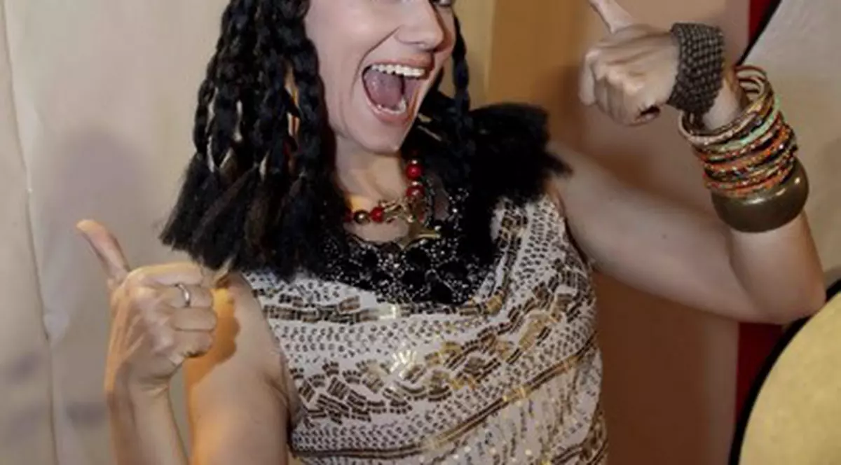 Udrea, femeia cu o mie de fețe, la "Cronica Cârcotaşilor"