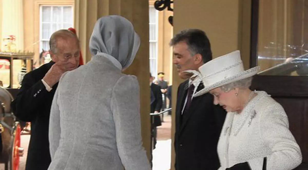 Ai grijă la scări, dragă! Regina Marii Britanii, șocată de tocurile Primei Doamne a Turciei | Foto