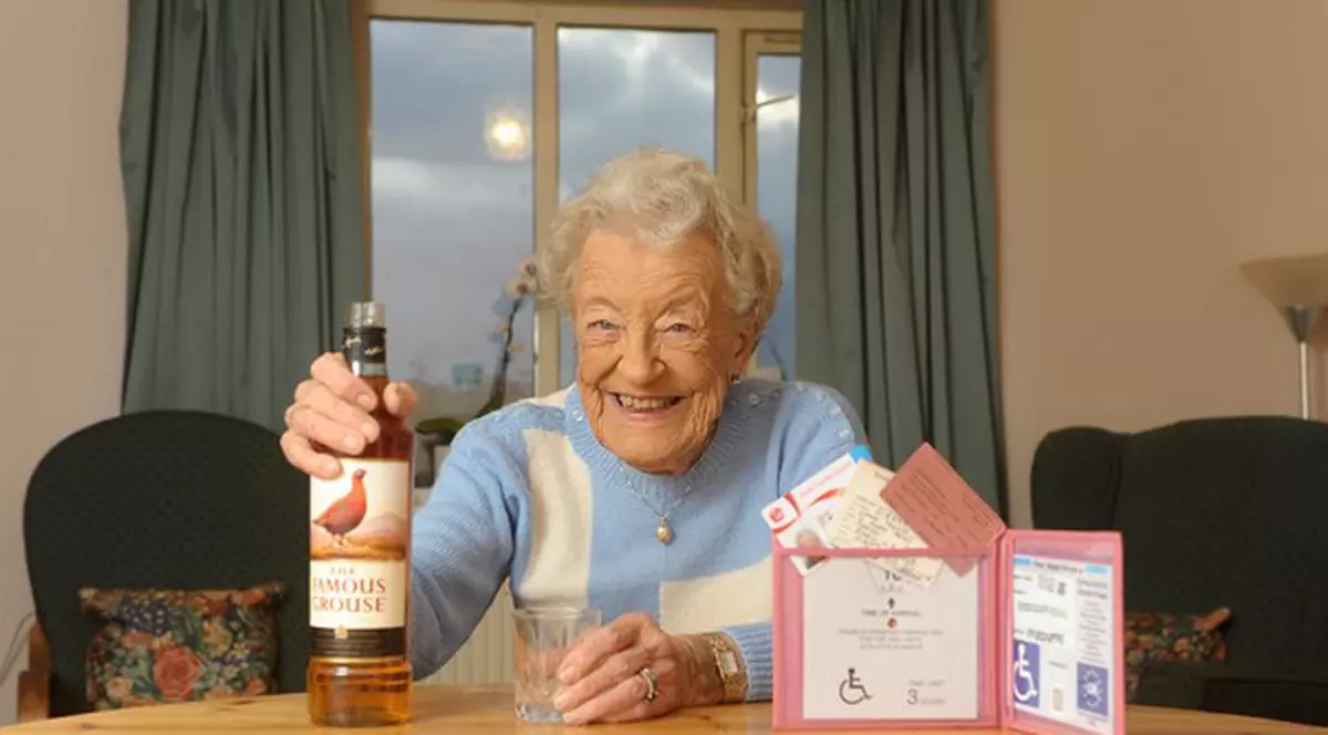 O bătrânică, refuzată la magazinul de băuturi. I s-a cerut să facă dovada că este majoră