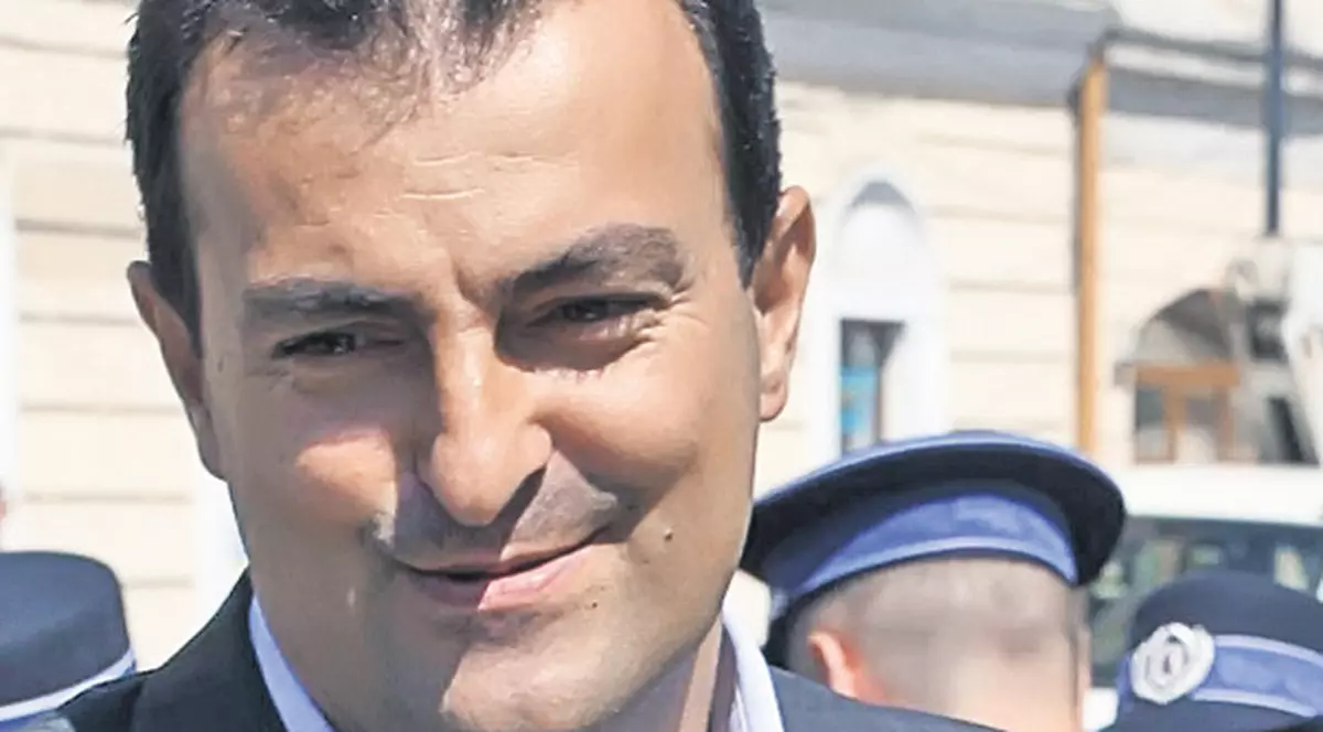 Apostu, supărat că n-a luat «rata» la timp!