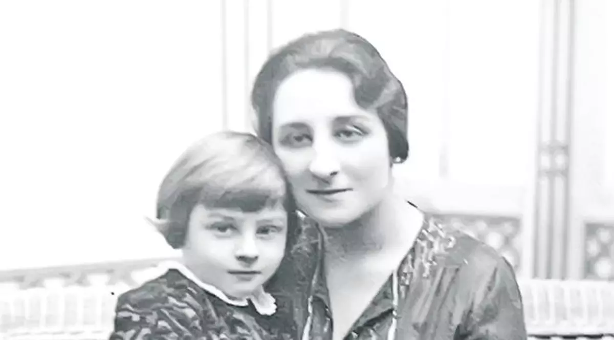 Iubirea dintre Carol al II-lea şi Zizi Lambrino bulversează încă viaţa Casei Regale