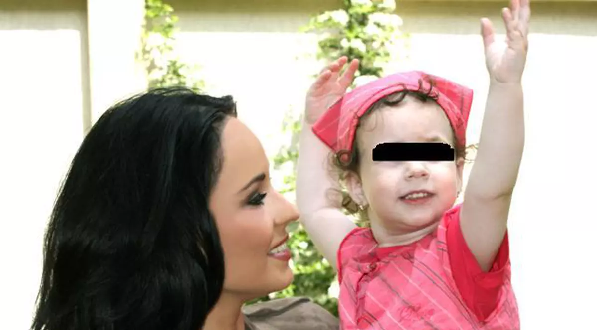 Andreea Marin Bănică se laudă cu fetiţa ei: "Violeta merge la cursuri de înot, iar la grădiniţă face muzică şi dans"