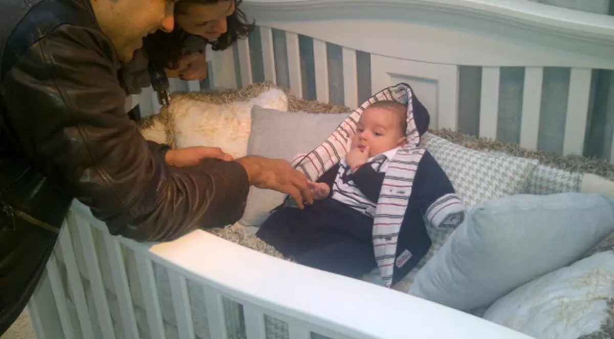 Juniorul lui Cristi Brancu şi al Oanei Turcu a testat un pătuţ şi a adormit în el