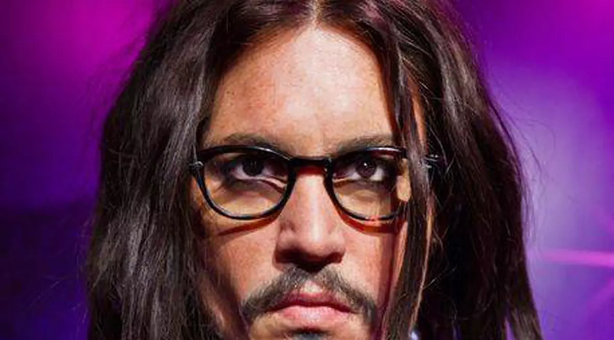 A înnebunit Johnny Depp? Nu o să-ţi vină să crezi pe cine a ţinut în braţe o noapte întreagă