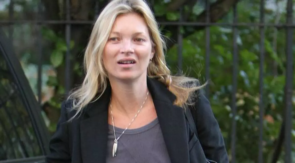 Foto | Care divă? Nemachiată, Kate Moss se pierde în mulţime: e ștearsă și banală