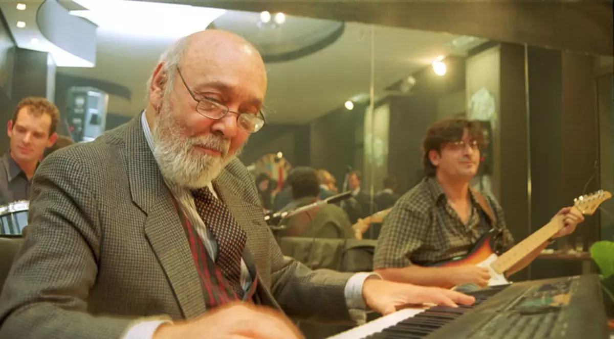 Pianul lui Johnny Răducanu rămâne la Lăptăria lui Enache