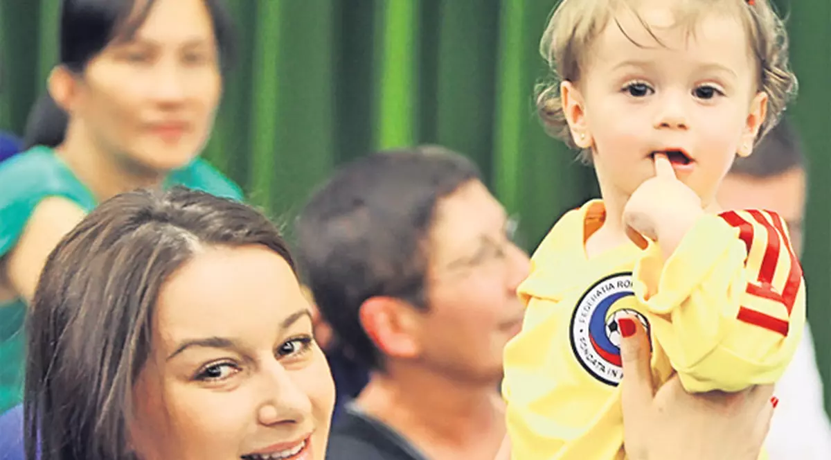 Raluca Sandu nu-şi poate scoate fata din ţară