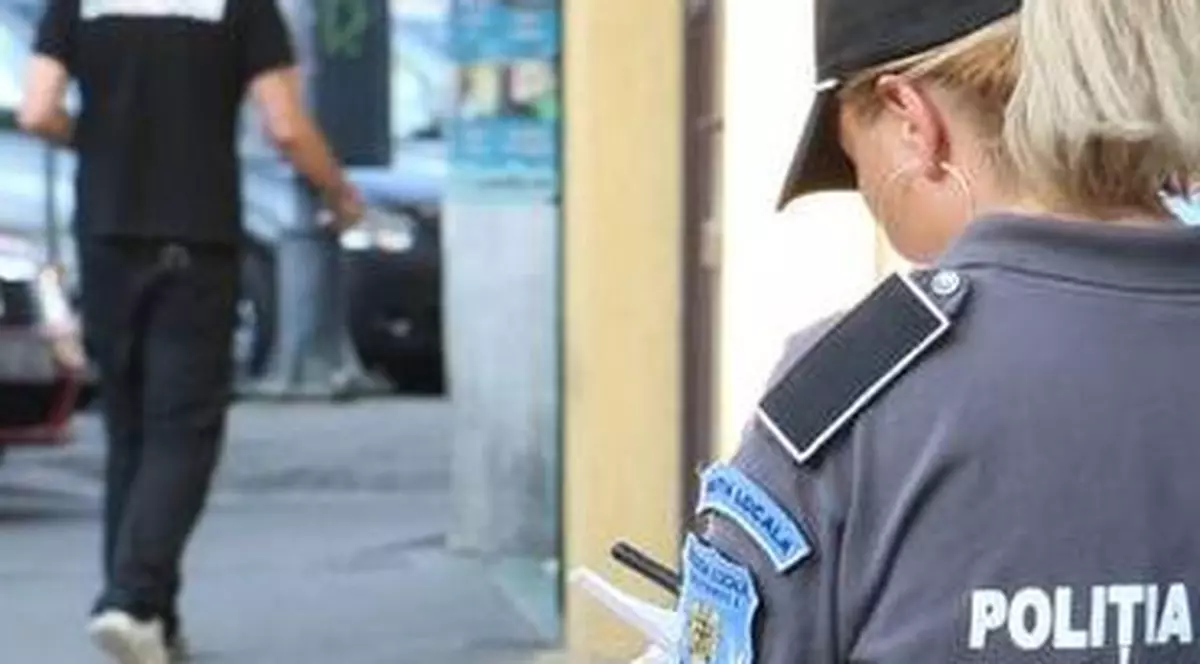 Poliţistă înjunghiată după ce s-a bătut cu patru scandalagii