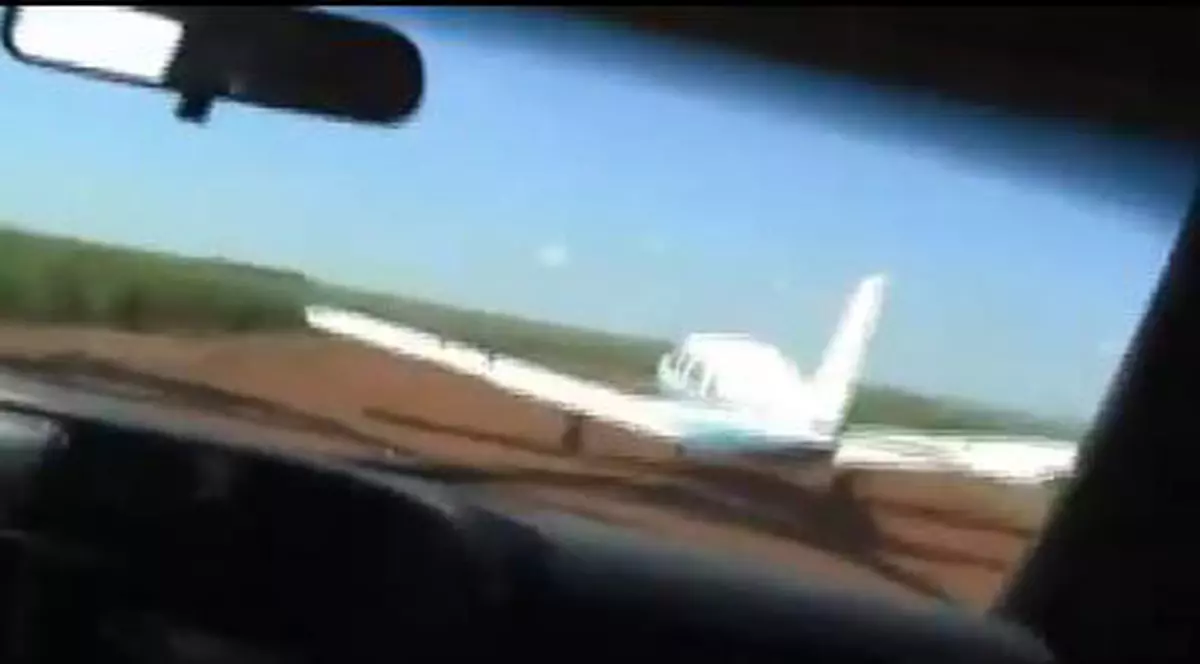 Video | Urmărire ca-n filme! Uite cum au oprit poliţiştii un avion plin cu droguri care se pregătea să decoleze