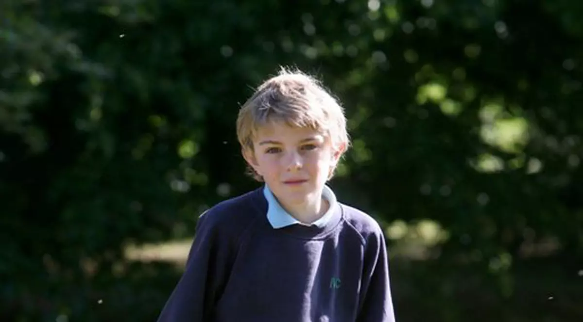 Un puști, premiat că a mers la școală în fustă