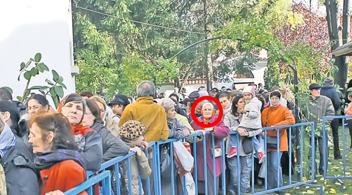 Foto | Ana Voronca, una dintre credincioasele care au venit la resfinţirea Schitului Darvari: "70 de ani am aşteptat să intru într-un altar"