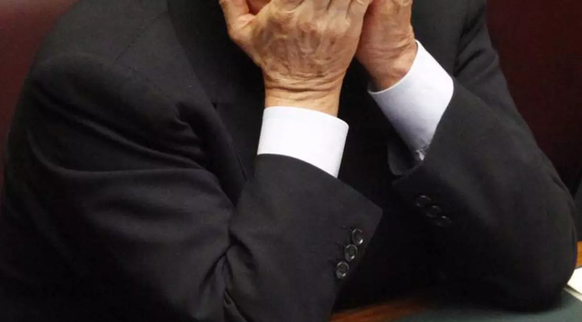 Berlusconi, susţinut de una dintre partenerele de bunga-bunga 