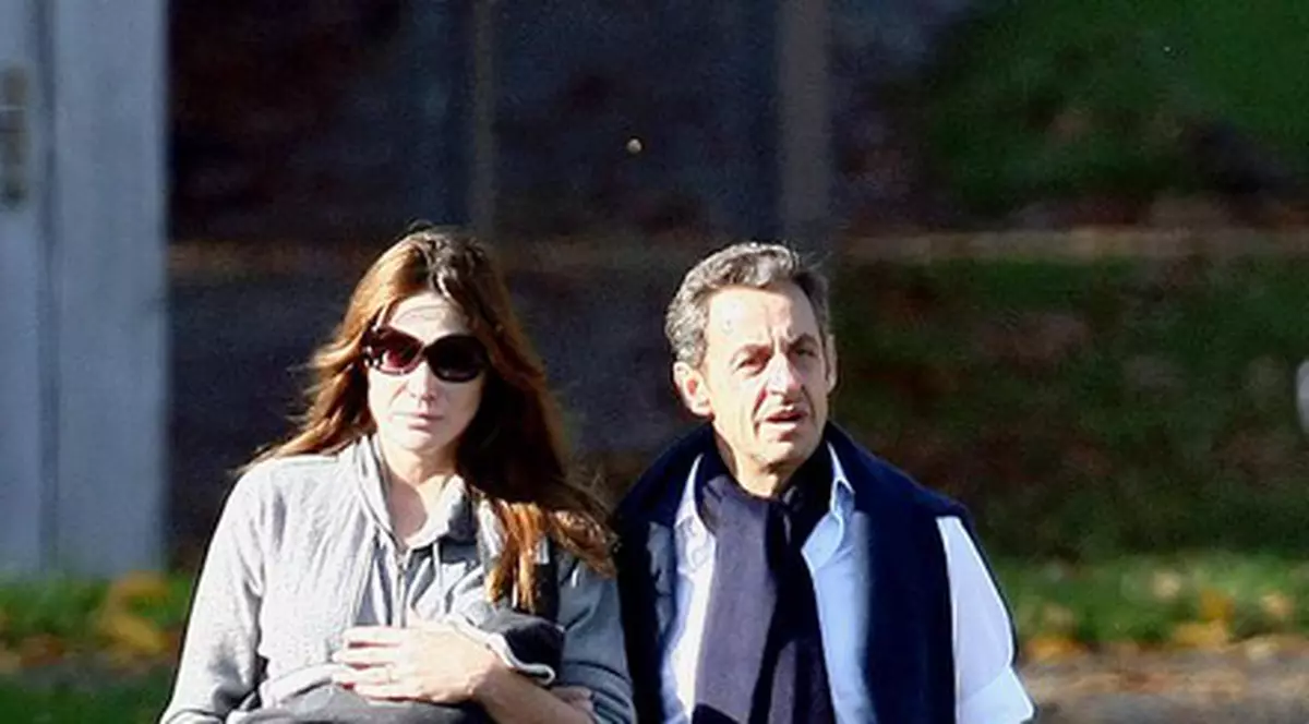 Foto | Carla Bruni și Nicolas Sarkozy și-au scos fetița la plimbare