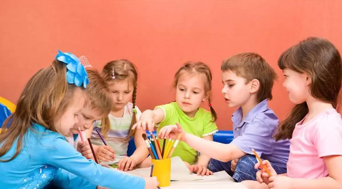Copilul tău începe clasa întâi? Psihologul te învață cum să-l ajuți să se integreze în noua comunitate
