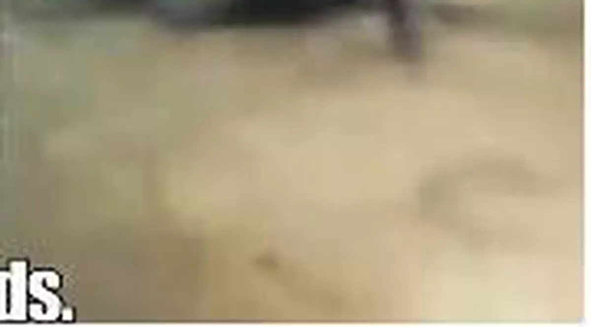 Cea mai ciudată distracție! Uite cum se rotește cu scaunul | VIDEO