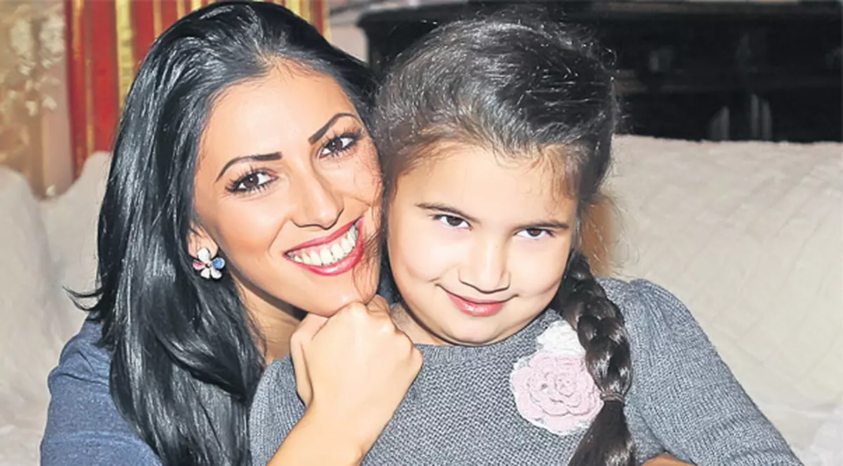 Eniko, văduva lui Şerban Georgescu, îşi vede soţul când se uită în ochii fiicei sale