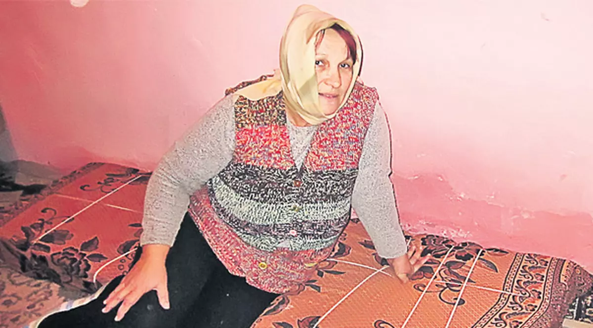 Are nevoie de o canapea ca să nu mai doarmă pe jos