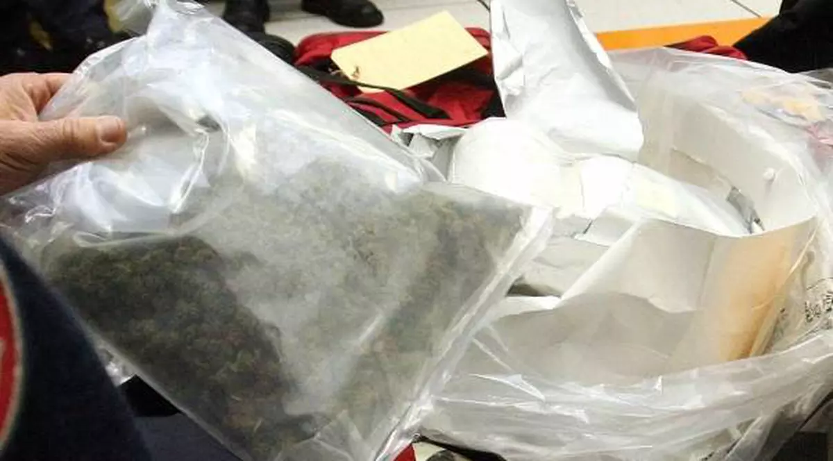 2,5 kilograme de heroină ascunse în plafoniera unei maşini 