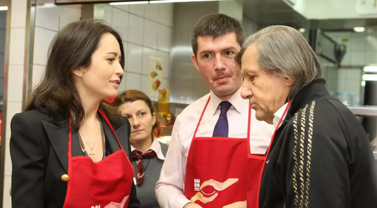 Foto | Ilie Năstase şi Amalia, la tejghea pentru copiii bolnavi