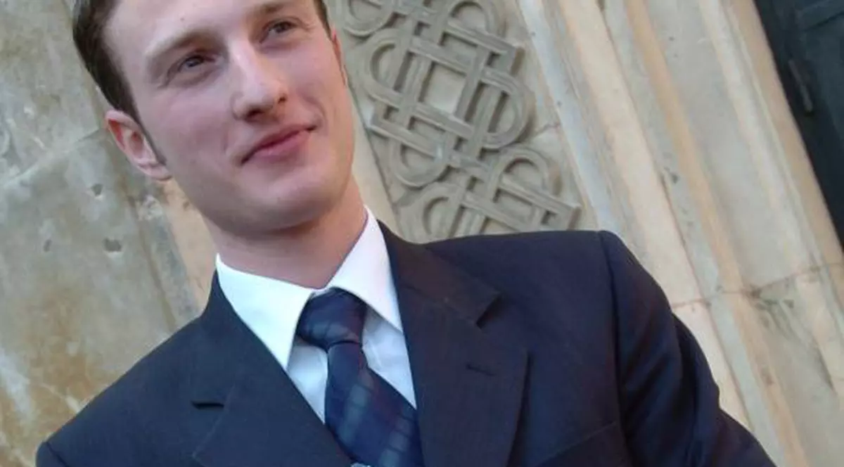 Andrei Tinu, deschis de medici din podul palmei până la axilă. Rana nu este cusută pentru a lăsa veninul să iasă 