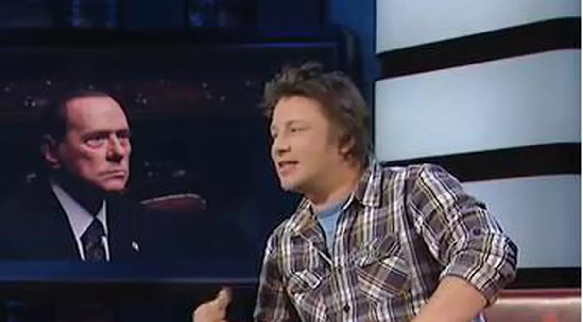 ”Bătaie” între Jamie Oliver și Berlusconi pe un model celebru! Cine vrei să câștige fata? | VIDEO