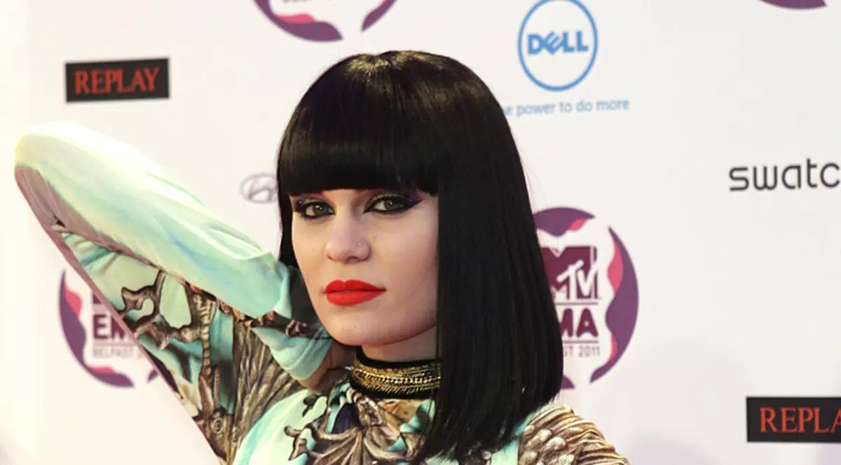 Cântăreaţa Jessie J se tunde la zero pentru o cauză nobilă