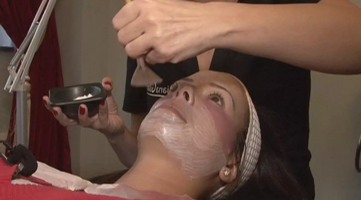 Vedeta Prima TV Livia Graur se răsfață cu mască de caviar 