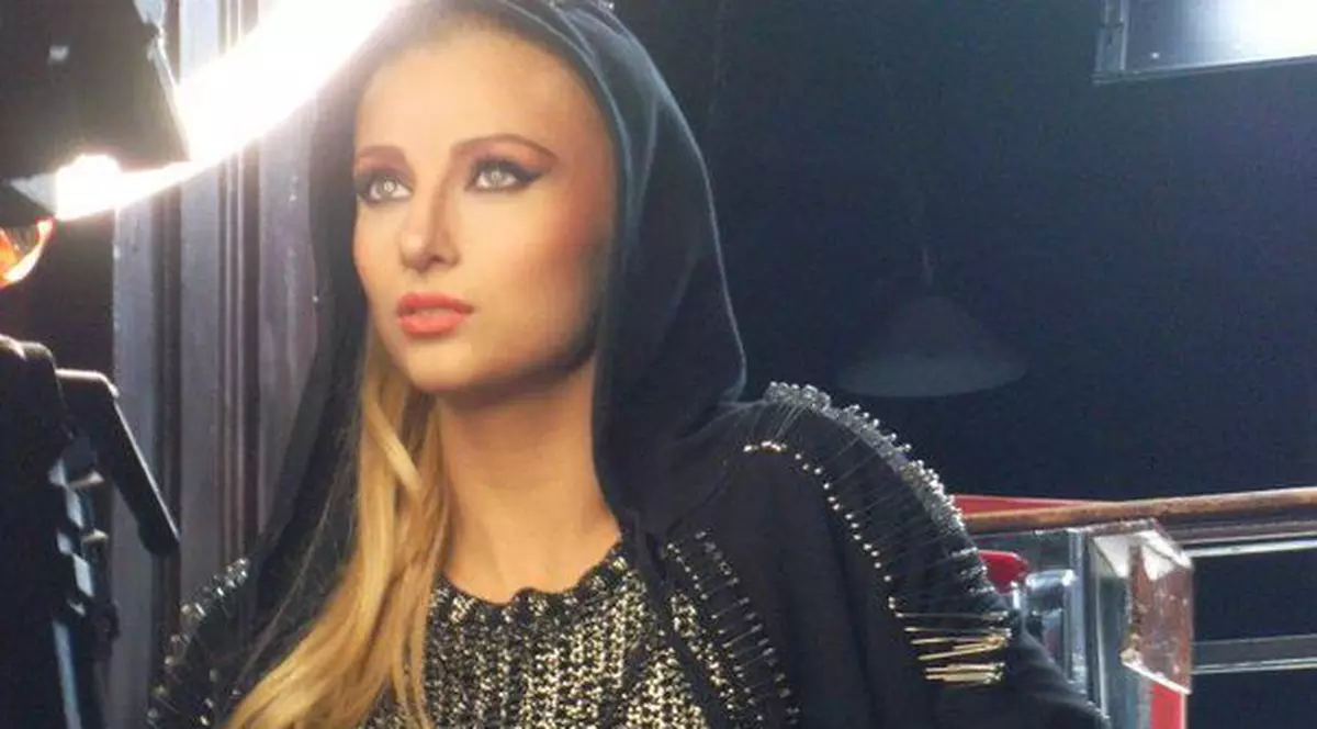 Lora: "Lumea mă subestimează pentru că sunt blondă"