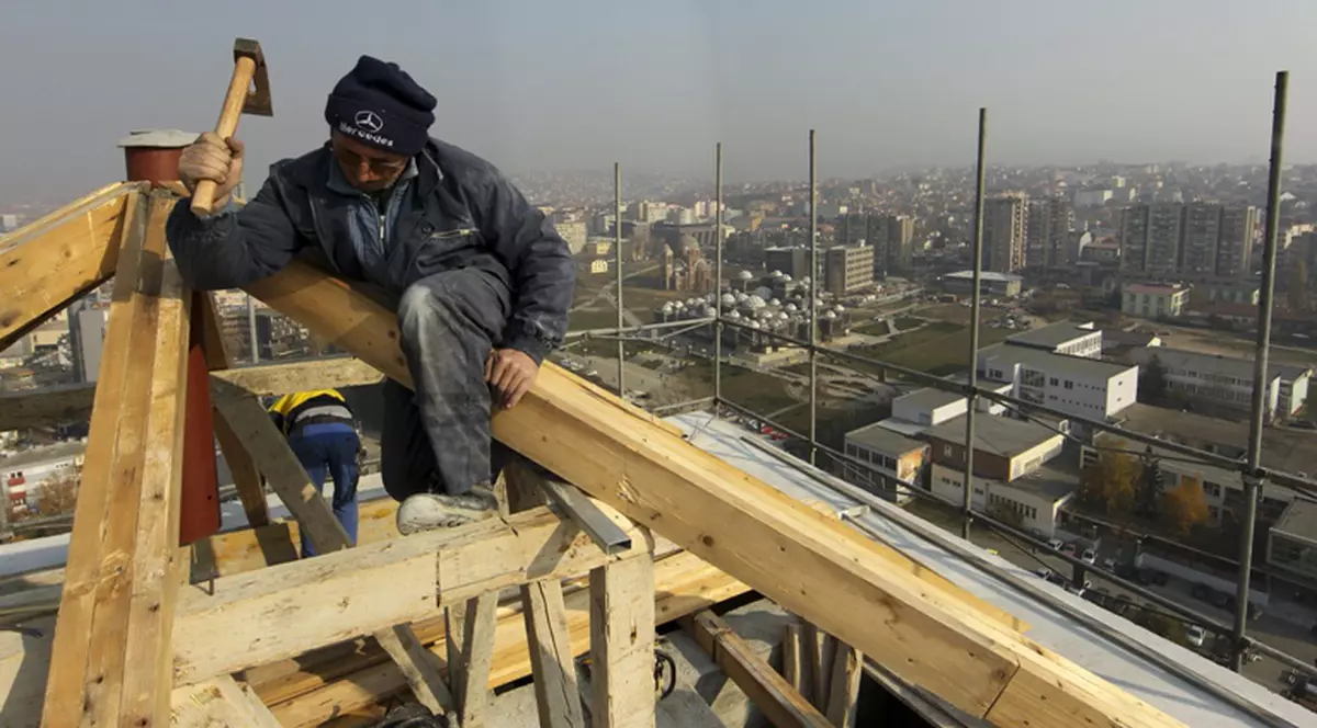 Restricţiile pentru români pe piaţa muncii din Olanda, prelungite cu doi ani