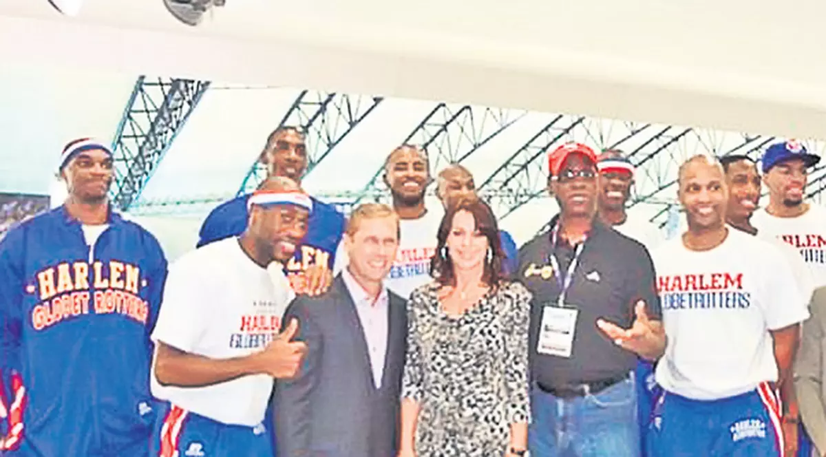 Nadia Comăneci, pusă pe glume cu baschetbaliştii din «Harlem»