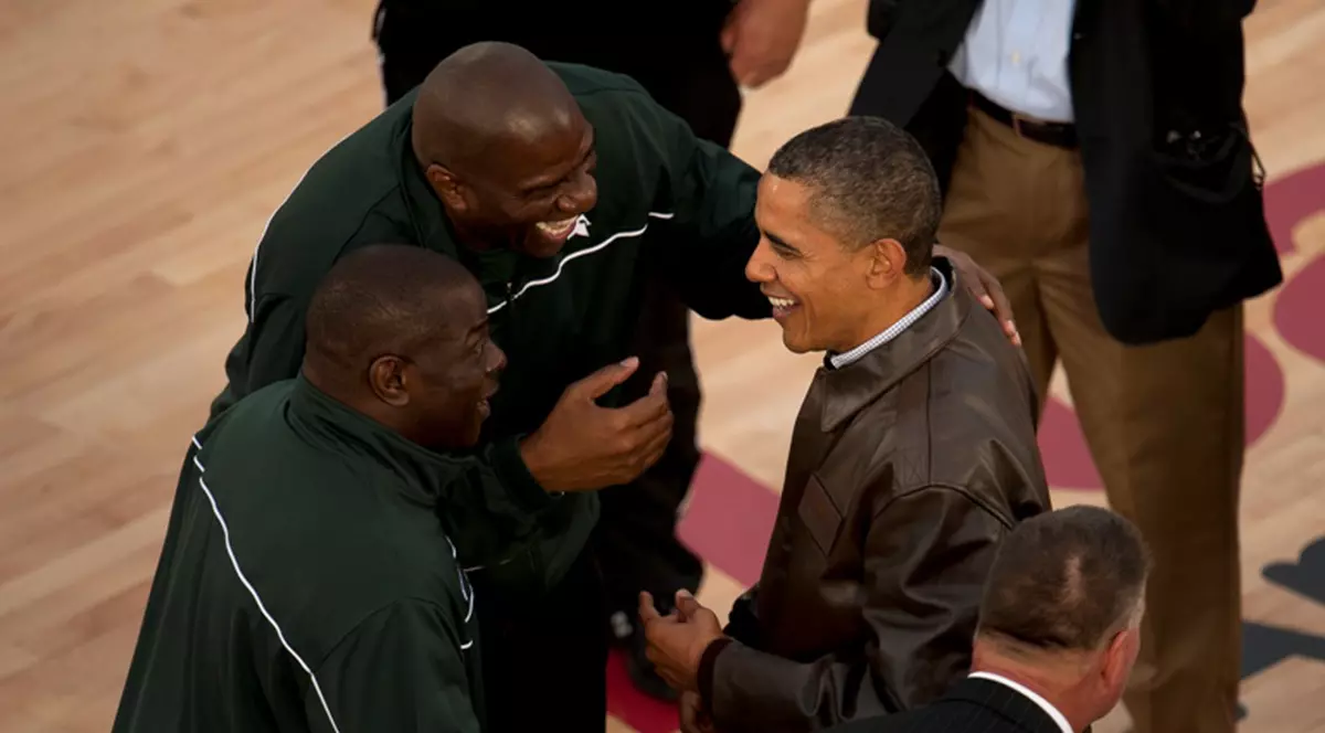 Obama, la un meci de baschet pe vasul pe care s-a desfăşurat ceremonia funerară pentru Osama ben Laden