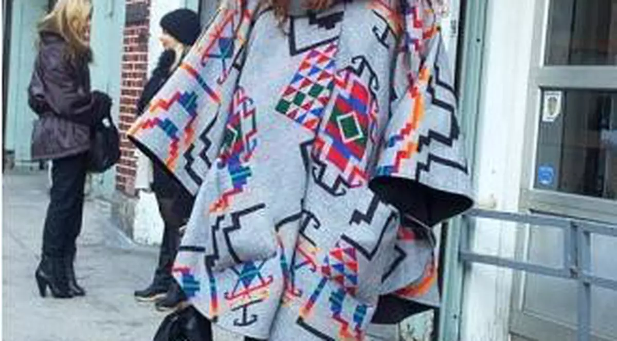 Dacă te-ai săturat de geacă sau palton, poartă poncho!