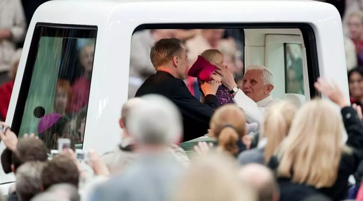 Papa Benedict ar putea fi amendat! Nu a purtat centura de siguranță în papamobil