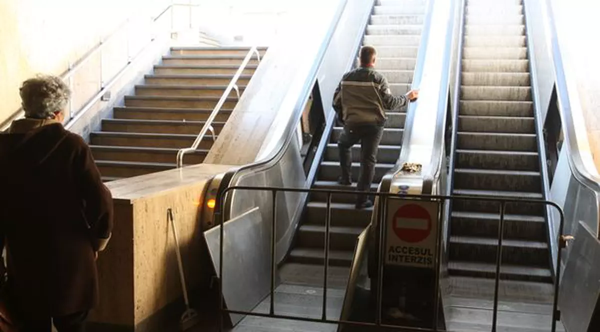 Au început să repare scările de la Universitate