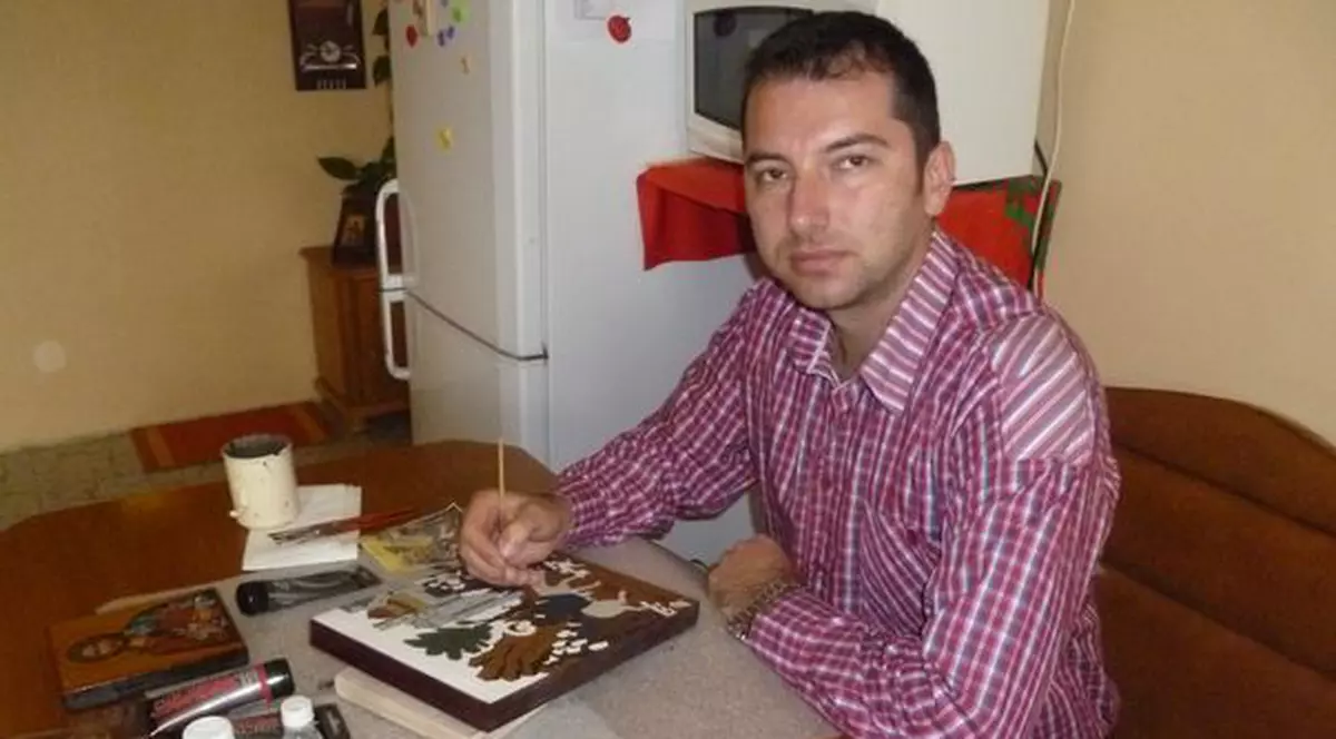 Pompierul Marius Boian pictează, acasă, chipuri de sfinţi şi scene biblice 