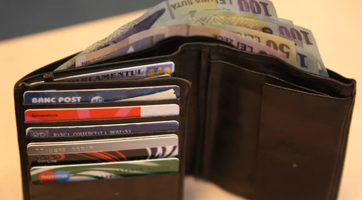 Un jandarm a înapoiat unei femei un portofel găsit pe stradă