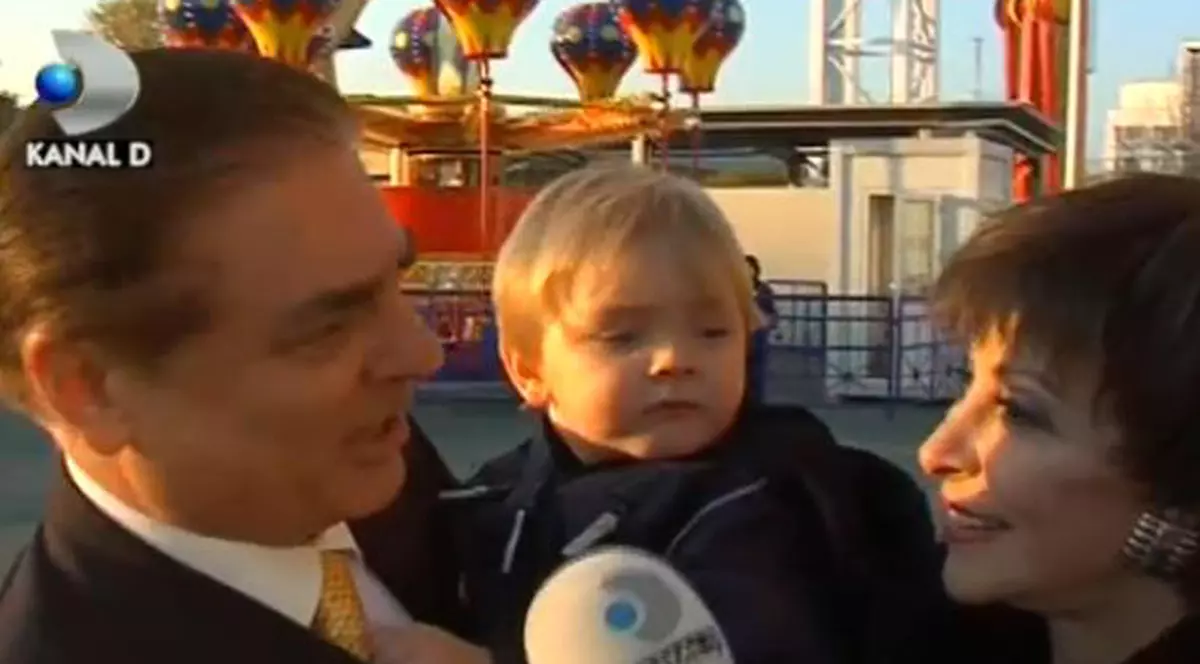 Micul Prinţ, Carol Ferdinand, în parcul de distracţii cu părinţii