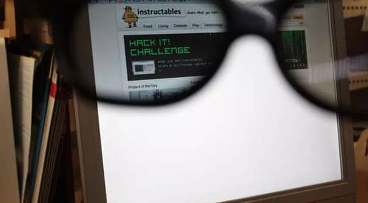 Cea mai tare invenţie! Uite ce trebuie să faci pentru ca nimeni în afară de tine, să nu poată vedea ce-ţi apare pe monitor | FOTO & VIDEO