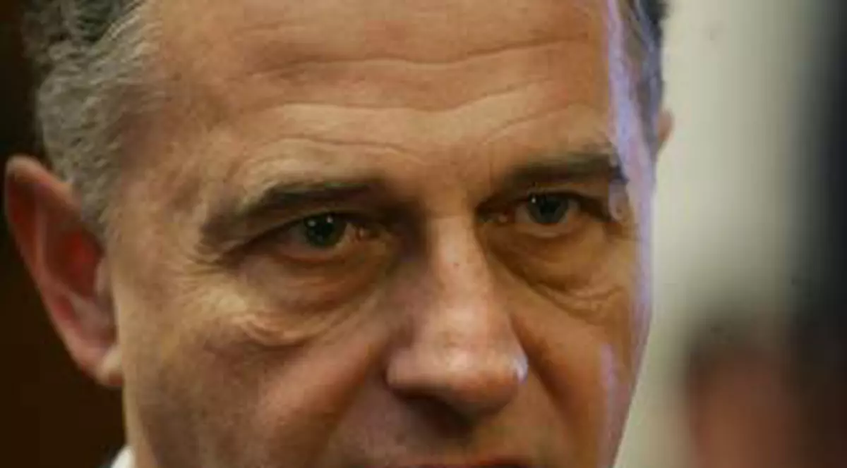 Bătălia pentru Senat | PSD a cerut în plen înlocuirea lui Mircea Geoană din funcţia de preşedinte al camerei superioare