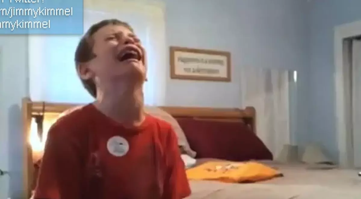 Video | Ce se întâmplă dacă mănânci bomboanele copiilor. Vezi ce reacţii au avut micuţii