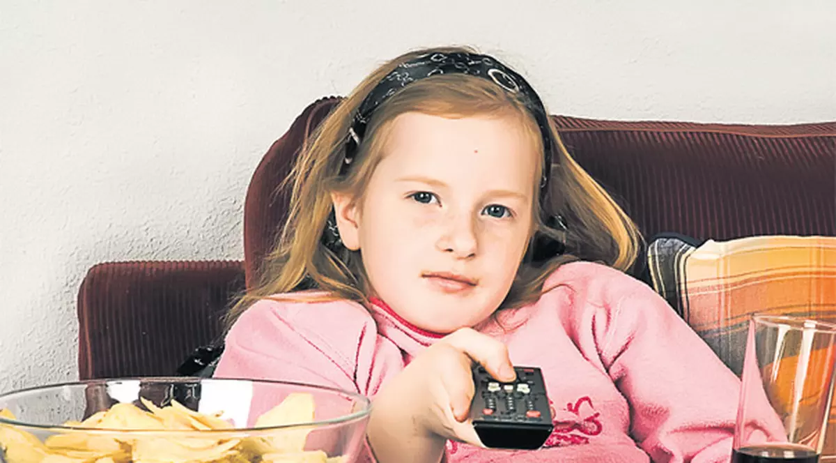 Copiii nu mai pot apărea în reclamele la alimente